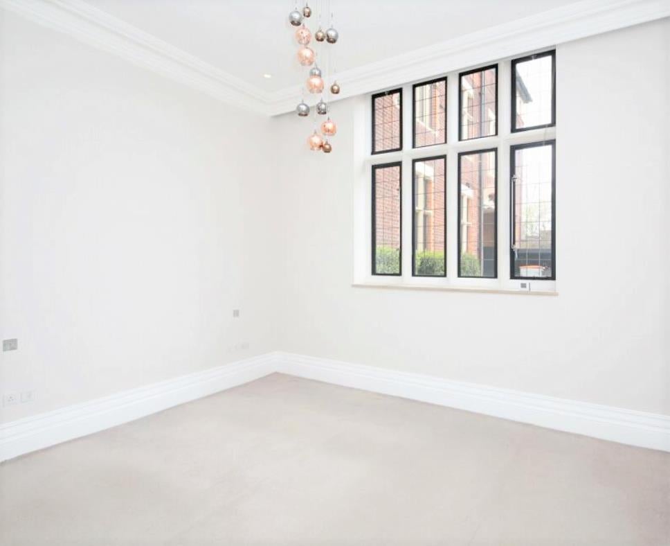 Flat The Ridgeway in Greater London