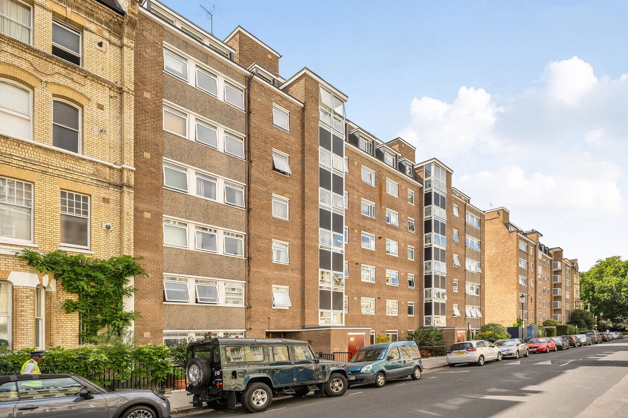 Flat Elm Park Gardens in Greater London
