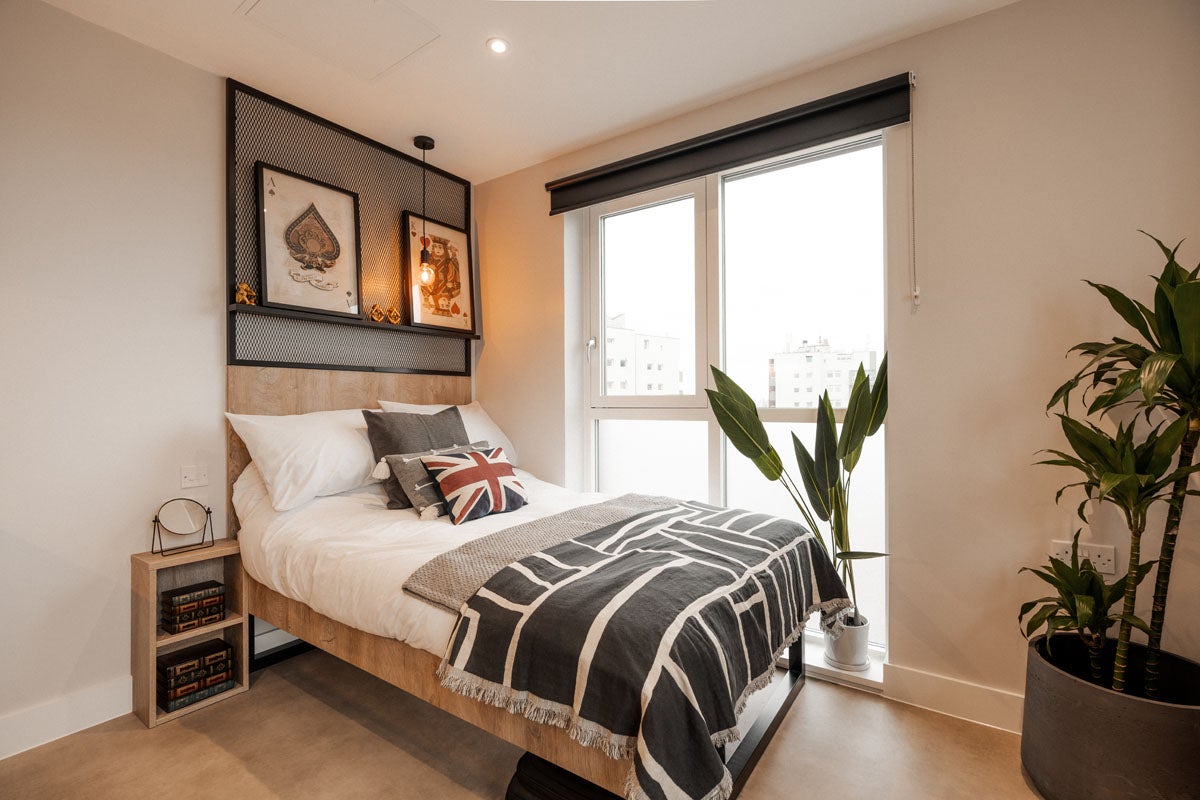 Room Ilderton Road in Greater London