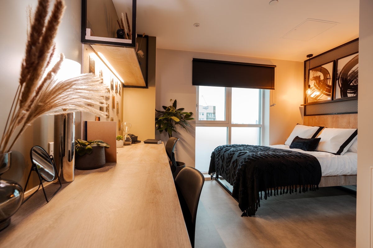 Room Ilderton Road in Greater London