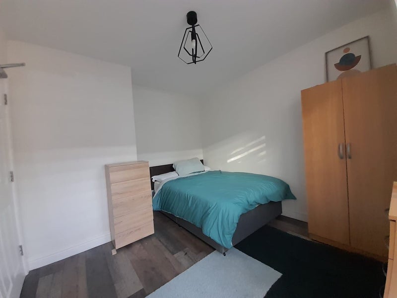Room Eighteenth Road in Greater London