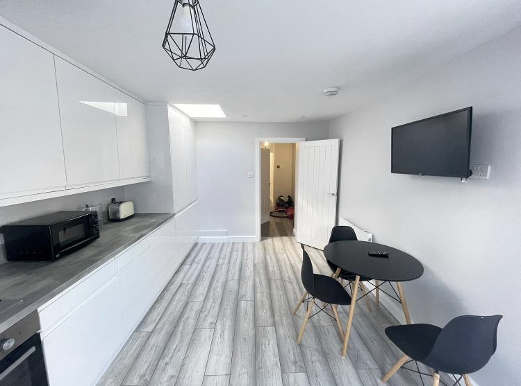 Room Eighteenth Road in Greater London