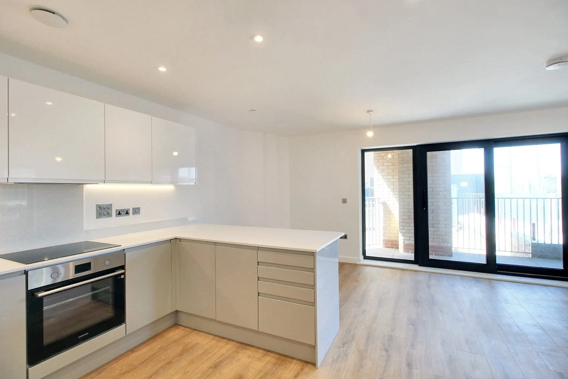 Flat Victoria Road in Ashford
