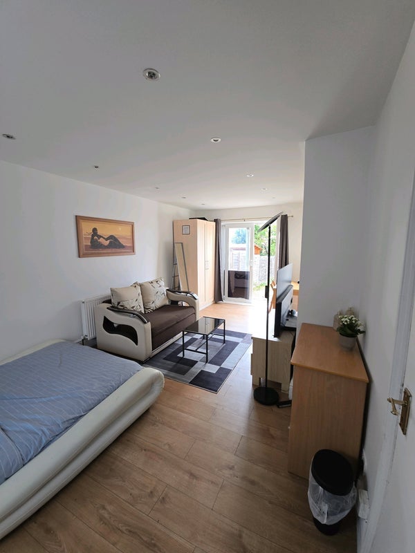 Room Frimley Close in Greater London