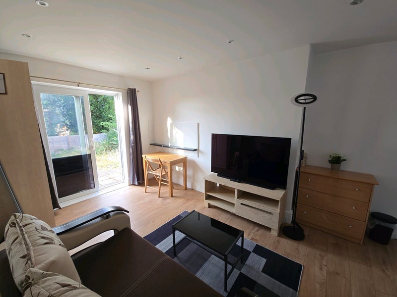 Room Frimley Close in Greater London