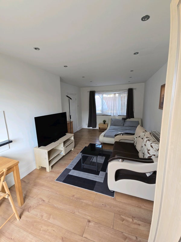 Room Frimley Close in Greater London
