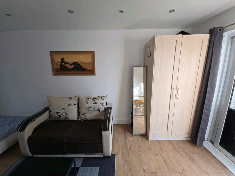 Room Frimley Close in Greater London