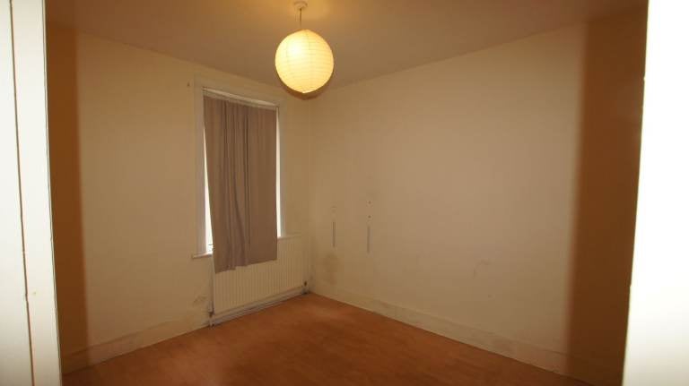 Flat Credon Road in Greater London