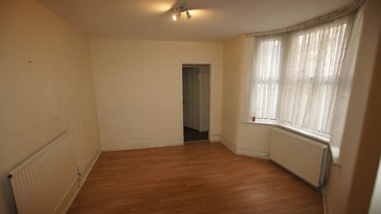 Flat Credon Road in Greater London
