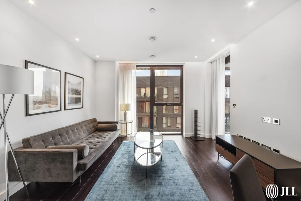 Flat Ponton Road in Greater London