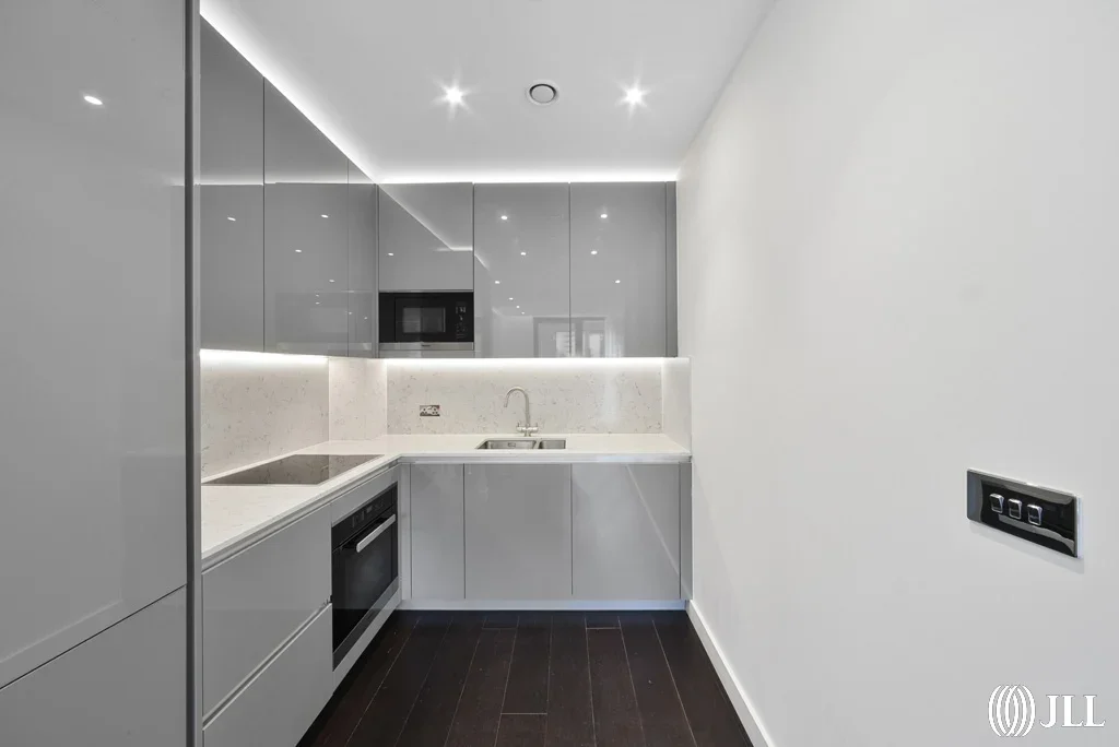 Flat Ponton Road in Greater London