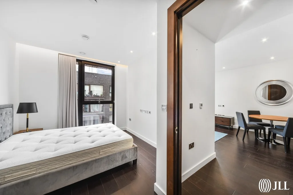 Flat Ponton Road in Greater London