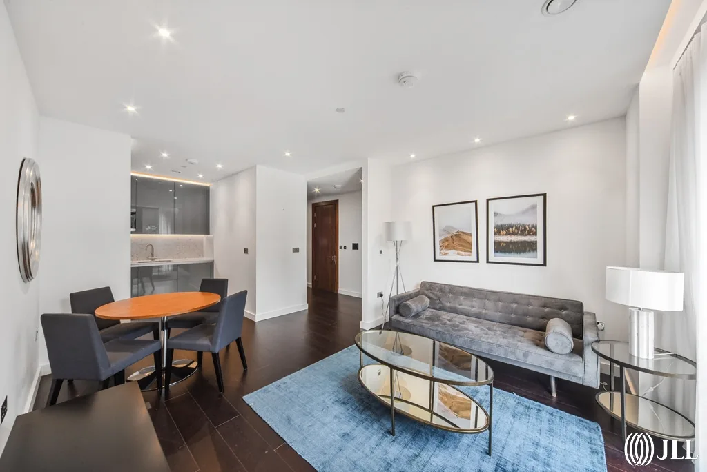 Flat Ponton Road in Greater London