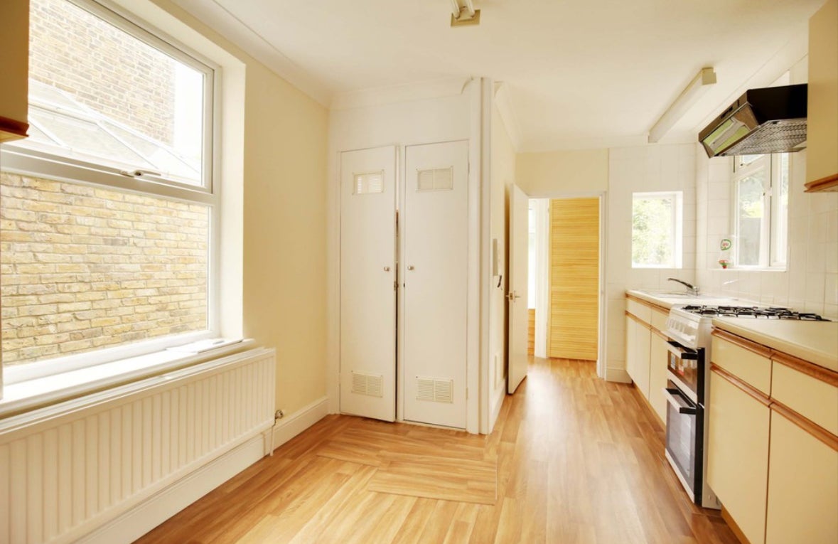 Flat Beaconsfield Road in Greater London
