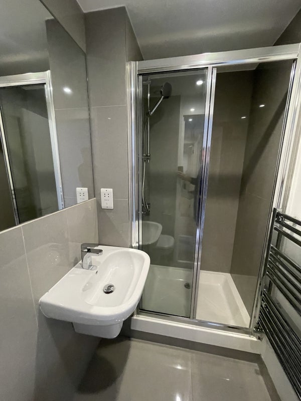 Room Bermondsey Street in Greater London