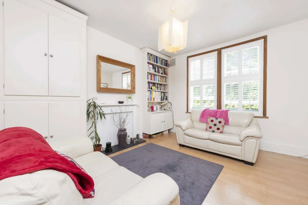 Flat Waldegrave Road in Greater London