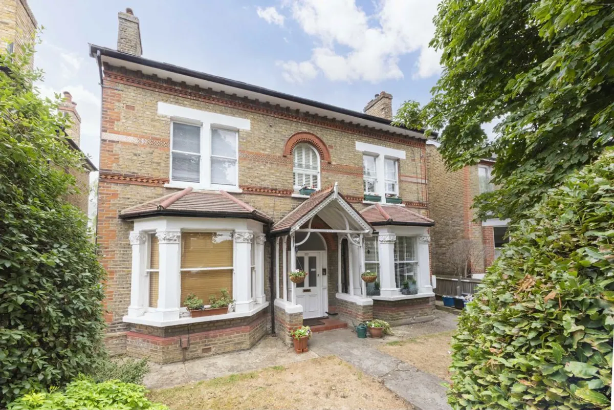 Flat Waldegrave Road in Greater London