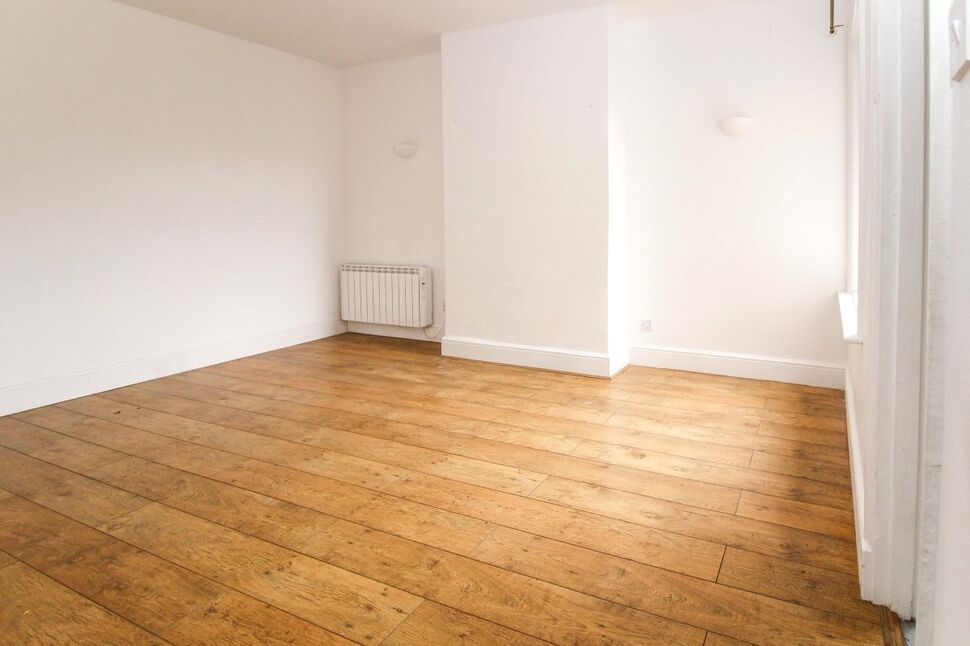 Flat Faberstown Lay-by in Test Valley