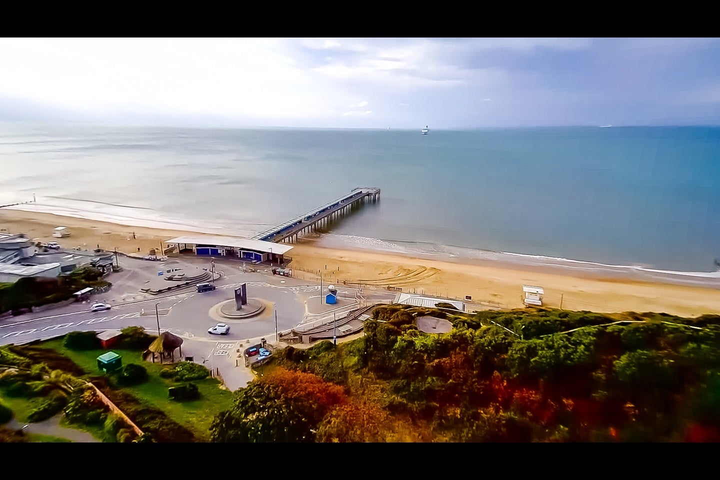 Flat Undercliff Road in Bournemouth