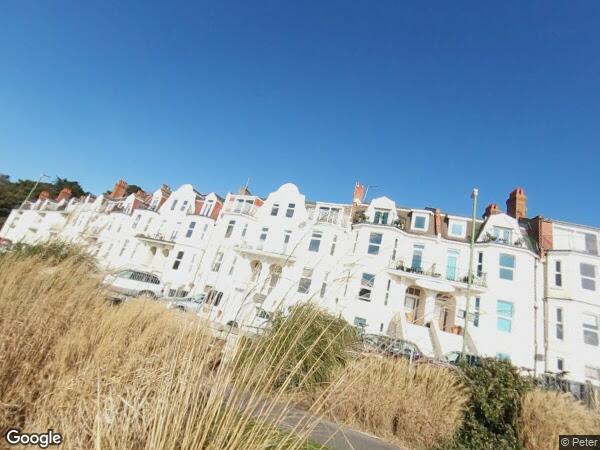 Flat Undercliff Road in Bournemouth