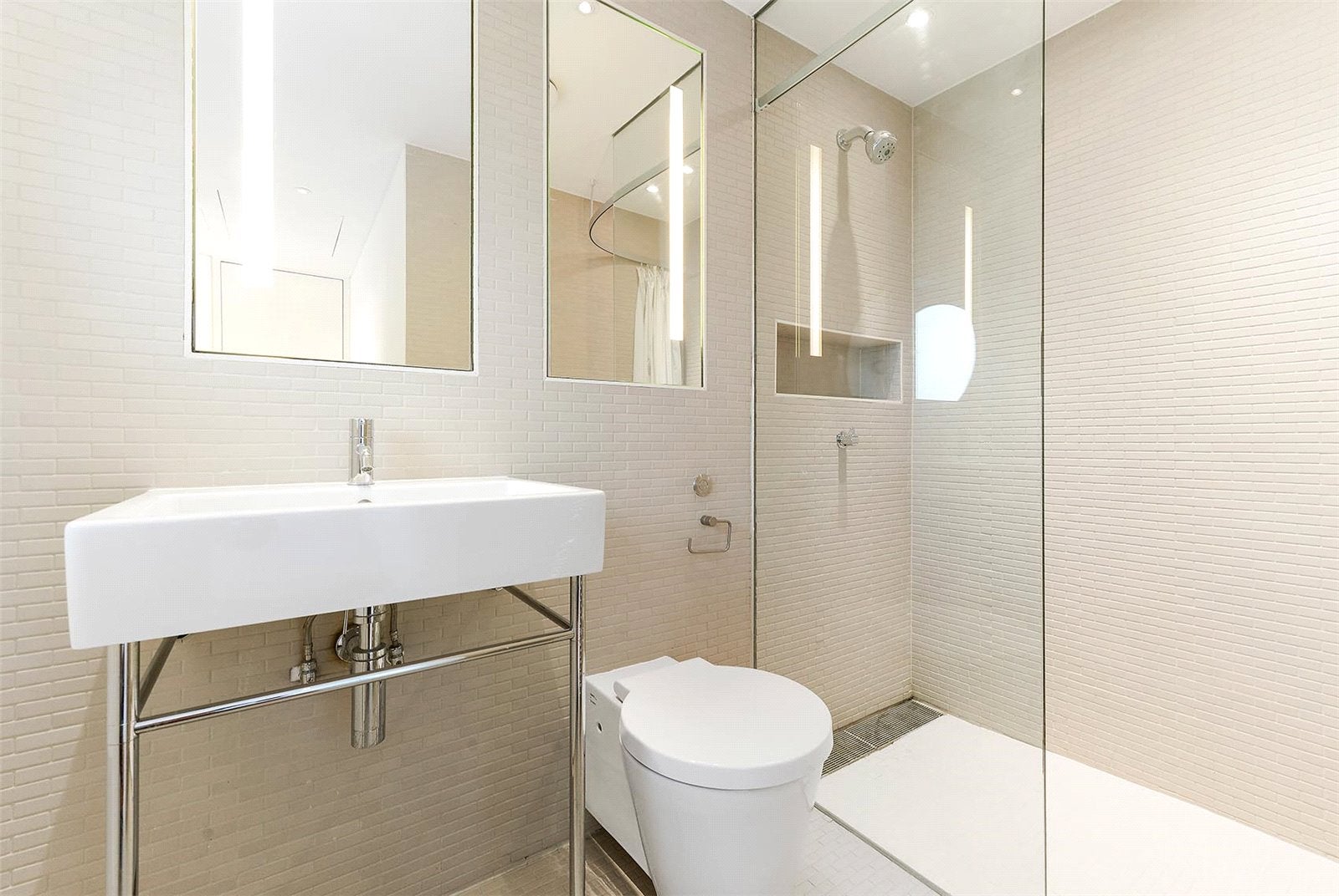 Flat Boydell Court in Greater London