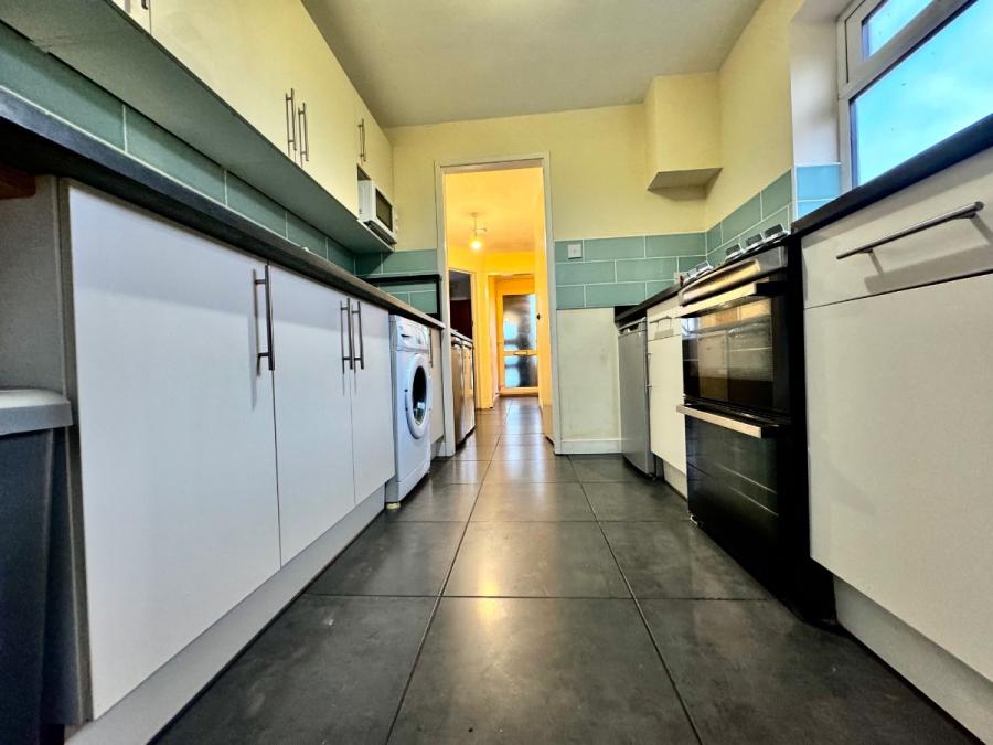 Room Tenterden Drive in Canterbury