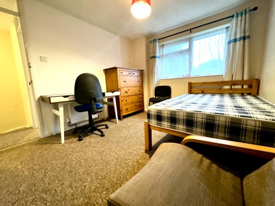 Room Tenterden Drive in Canterbury