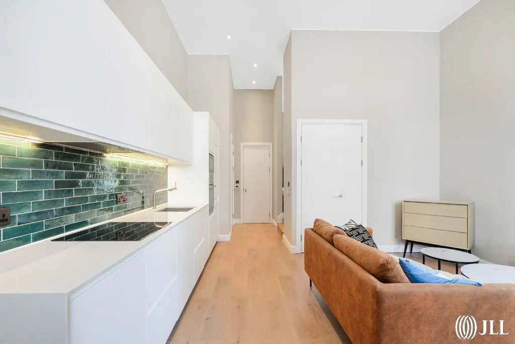 Flat Sugar House Lane in Greater London