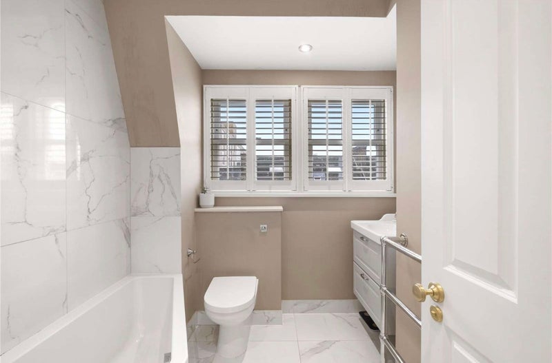Room Lots Road in Greater London