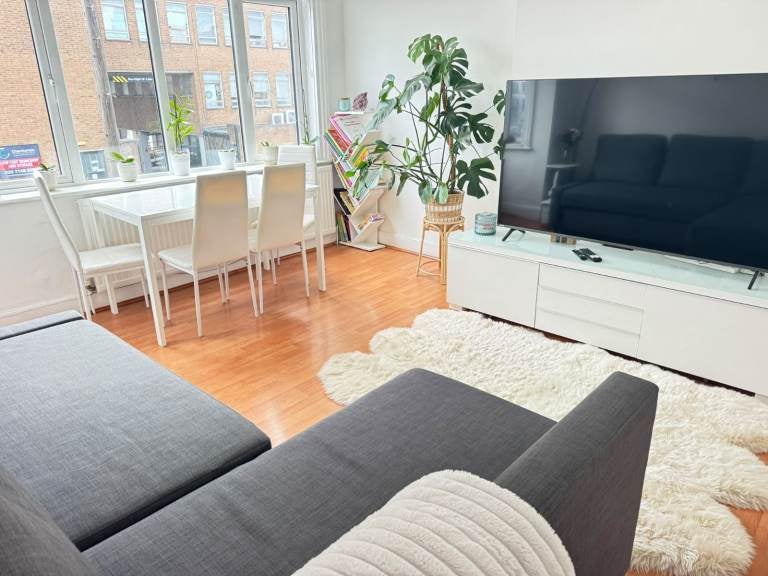 Flat Greenhill Road in Greater London