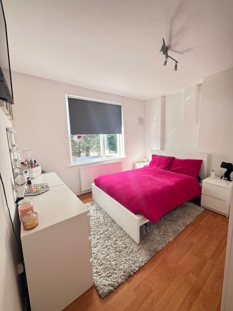 Flat Greenhill Road in Greater London