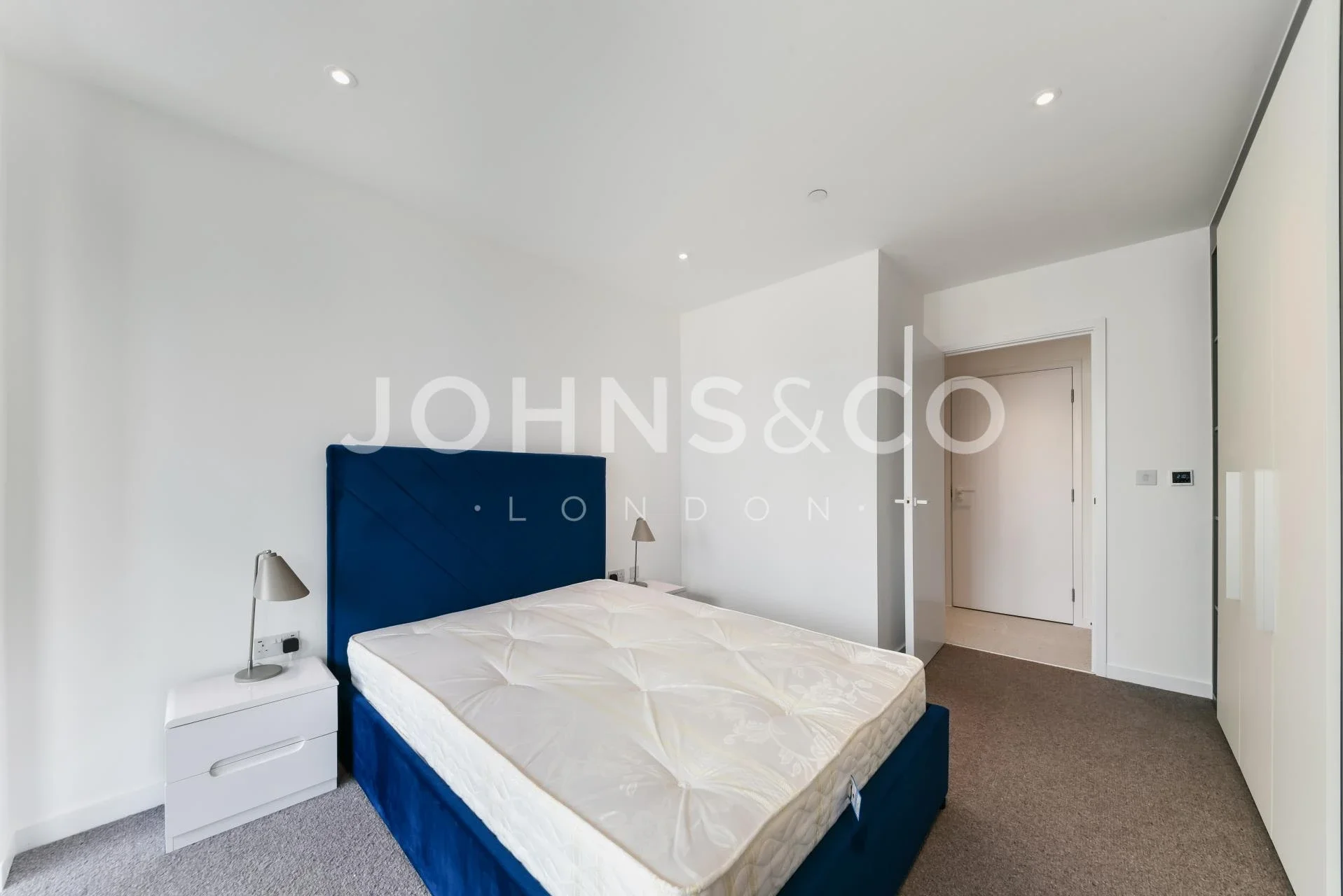 Flat Cendal Crescent in Greater London