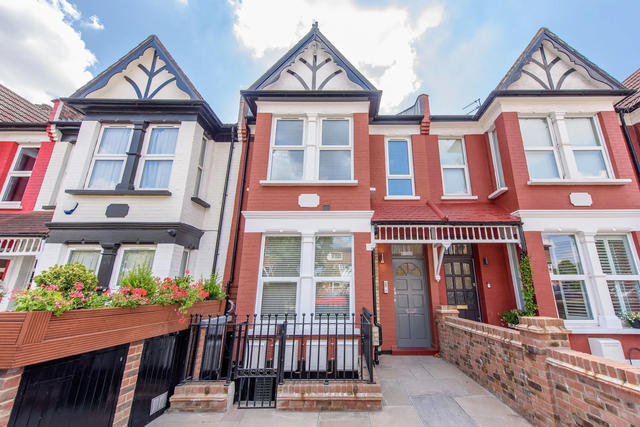 Flat Bowes Road in Greater London