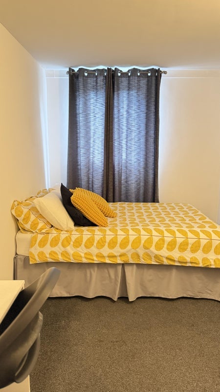 Room Bakersfield in Greater London