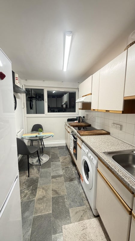 Room Bakersfield in Greater London