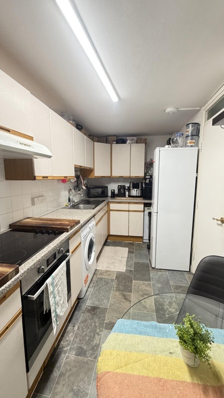 Room Bakersfield in Greater London
