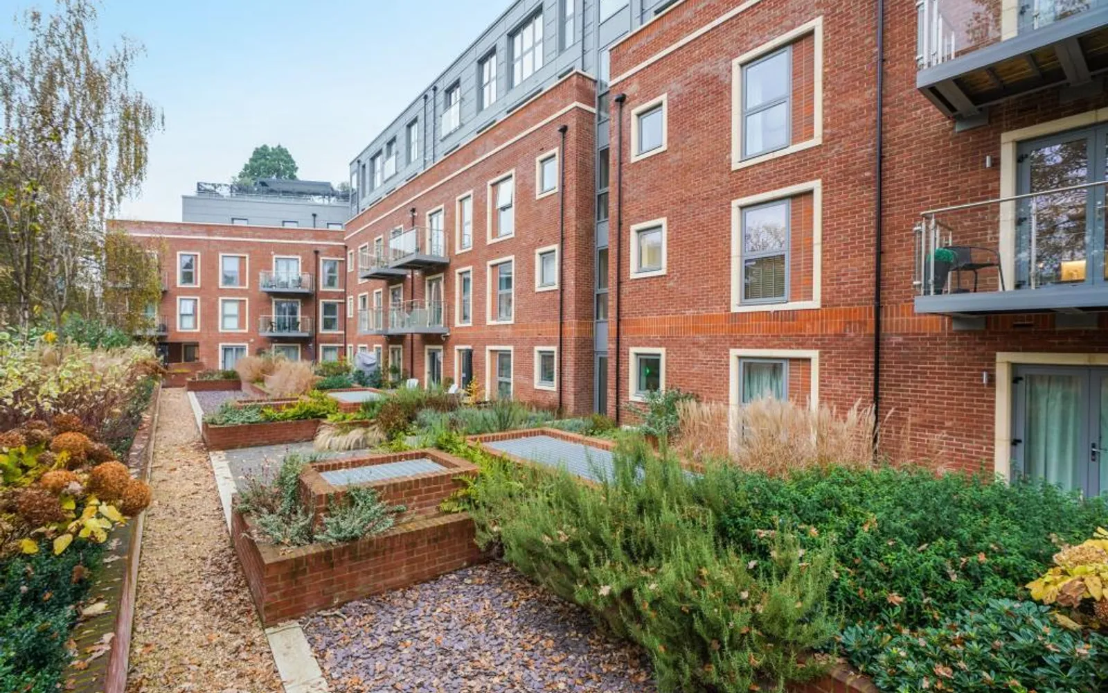 Flat Queens Road in Elmbridge