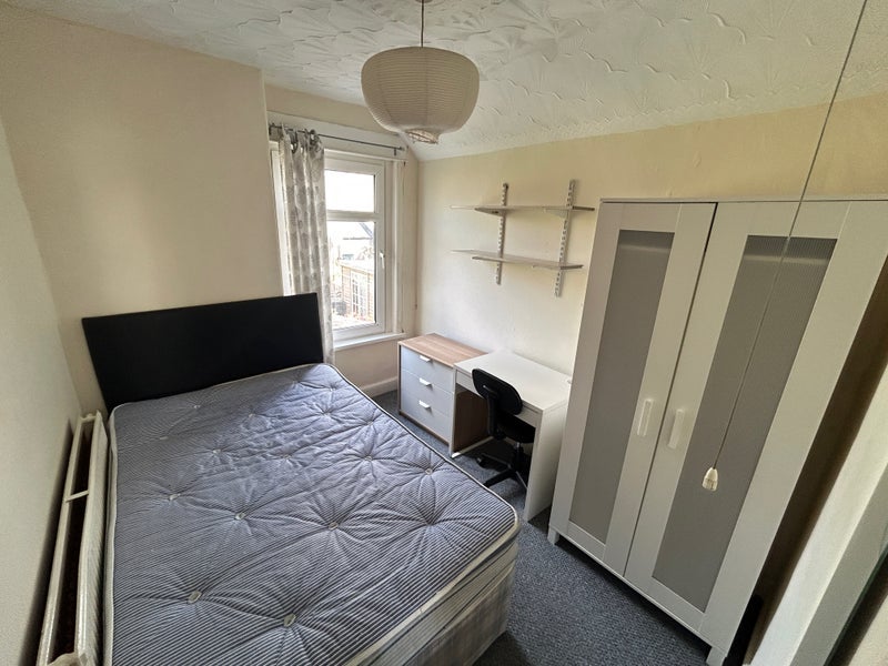 Room Cyfarthfa Street in Cardiff