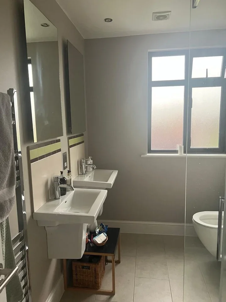 Room Westbourne Avenue in Greater London