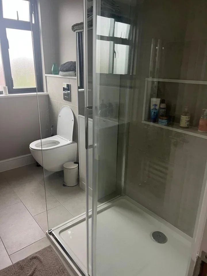 Room Westbourne Avenue in Greater London