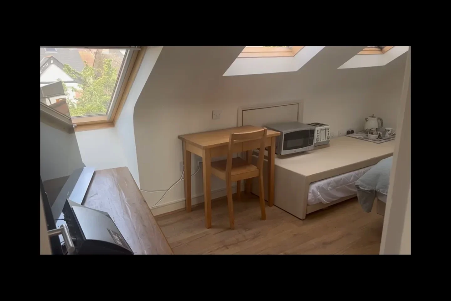 Room Westbourne Avenue in Greater London