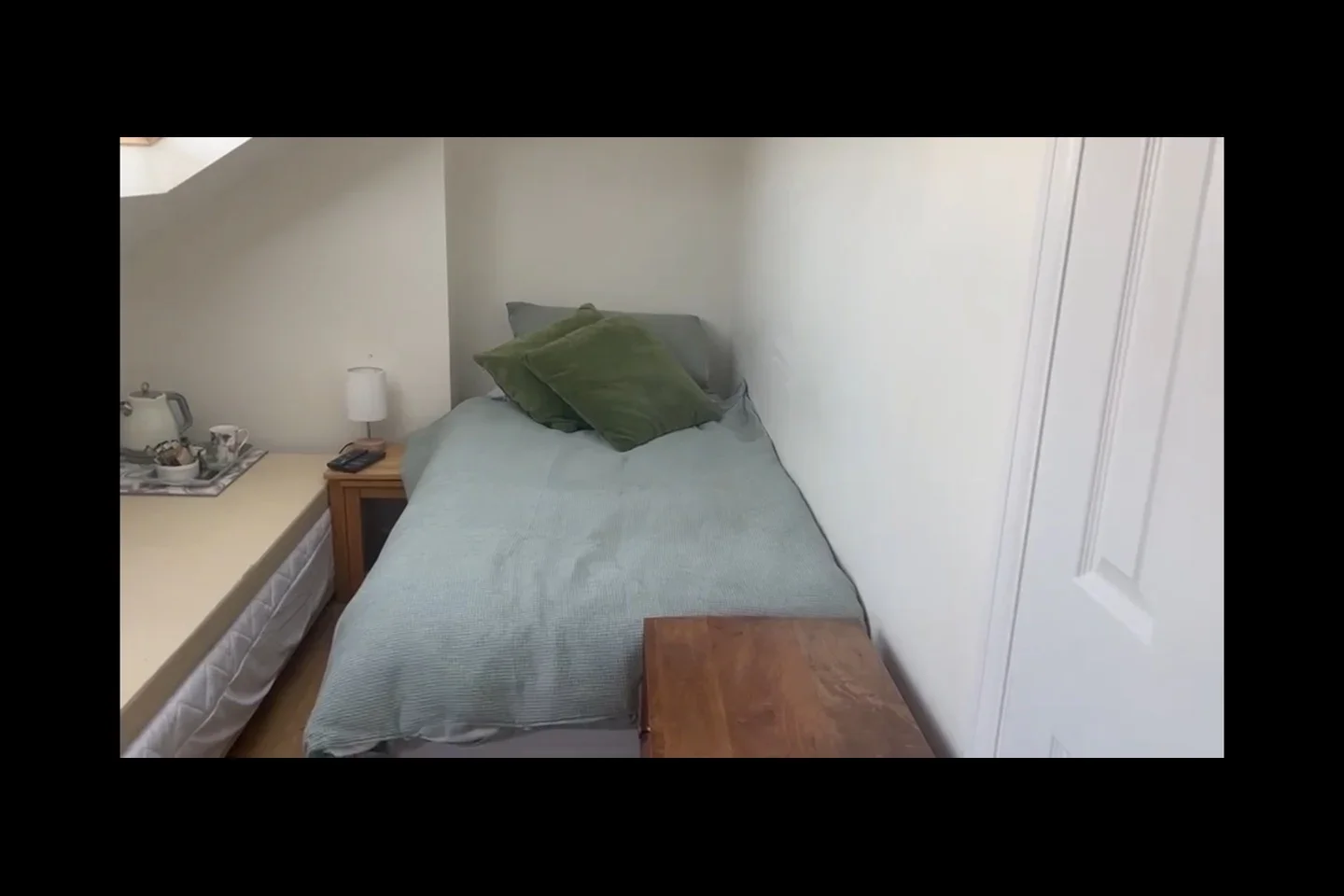 Room Westbourne Avenue in Greater London