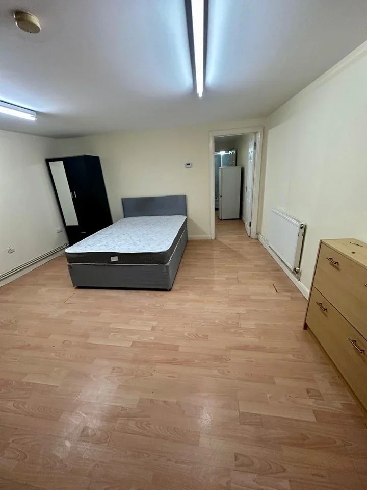 Flat Almorah Road in Greater London