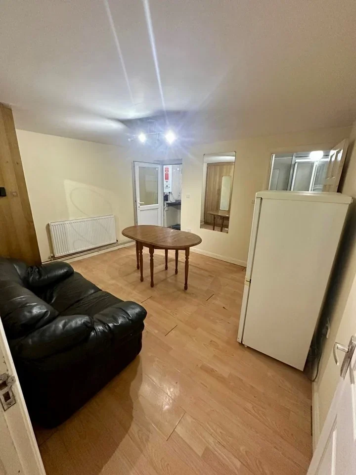 Flat Almorah Road in Greater London