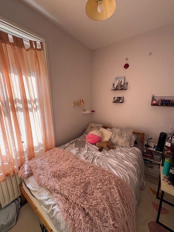 Room Elmhurst Street in Greater London