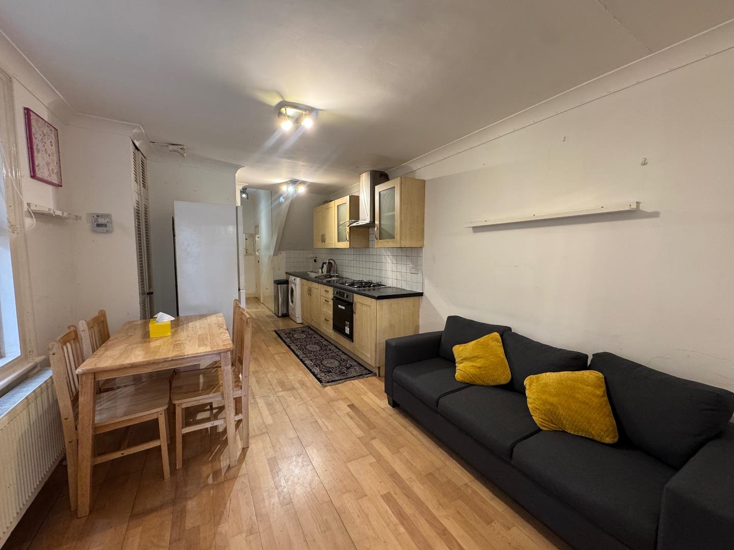 Flat Leythe Road in Greater London