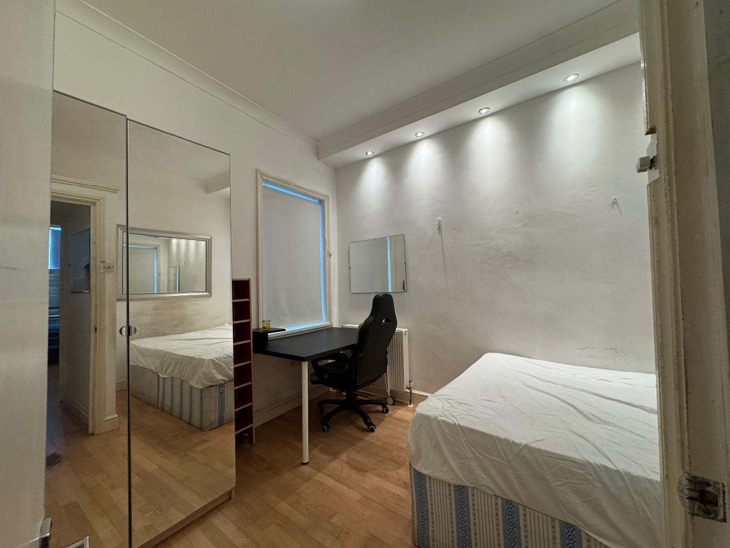 Flat Leythe Road in Greater London
