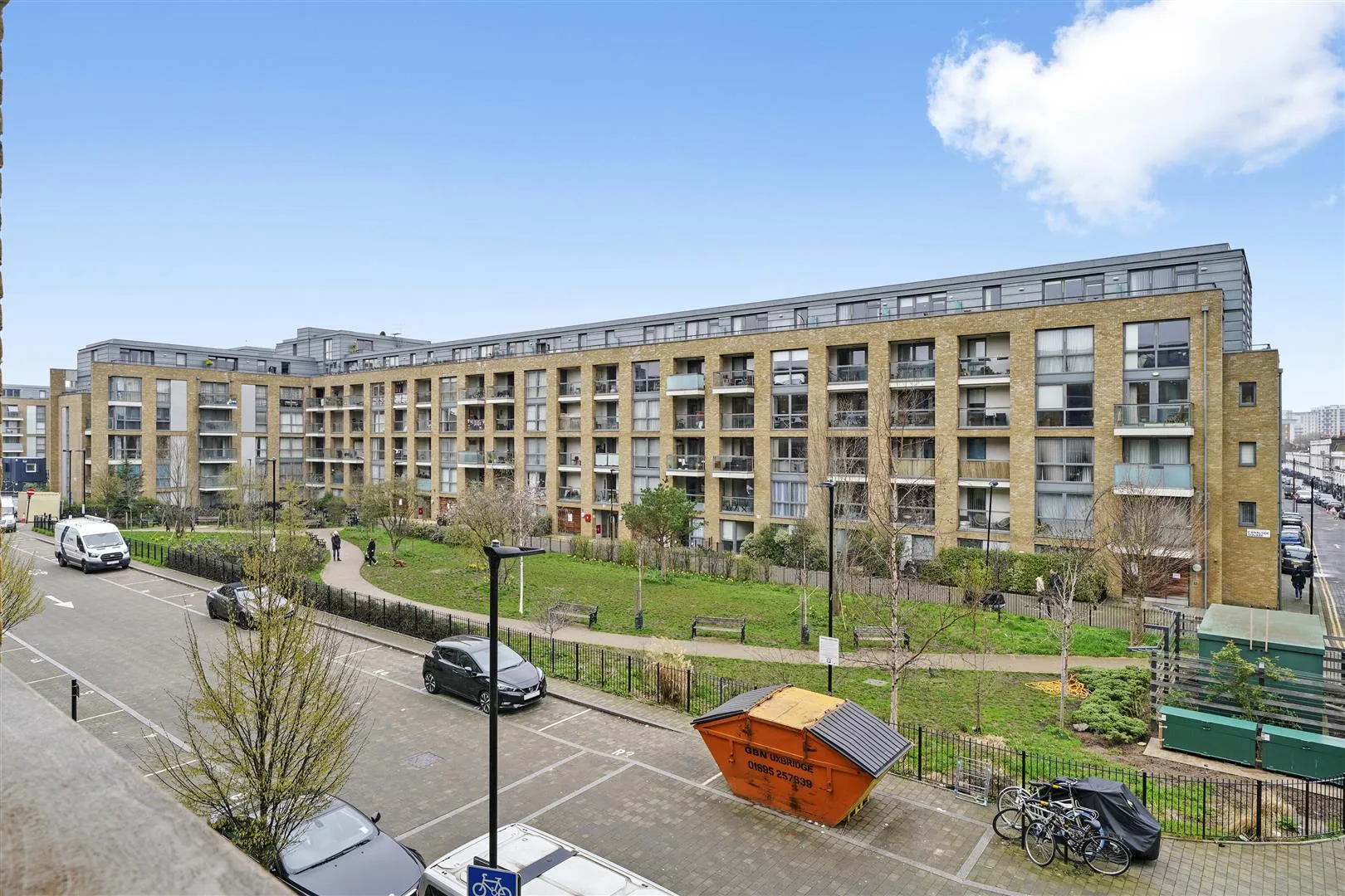 Flat Canalside Square in Greater London