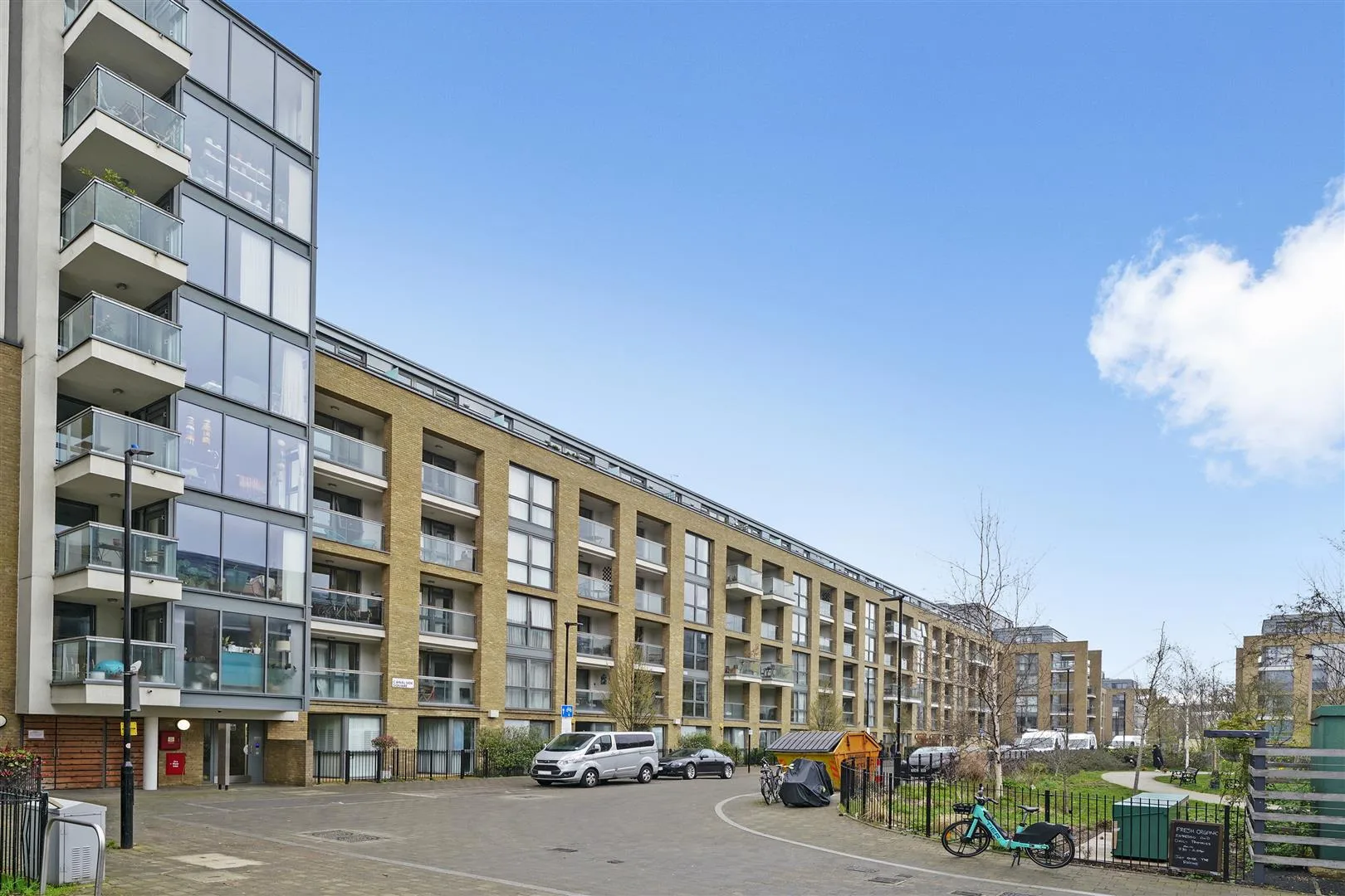 Flat Canalside Square in Greater London