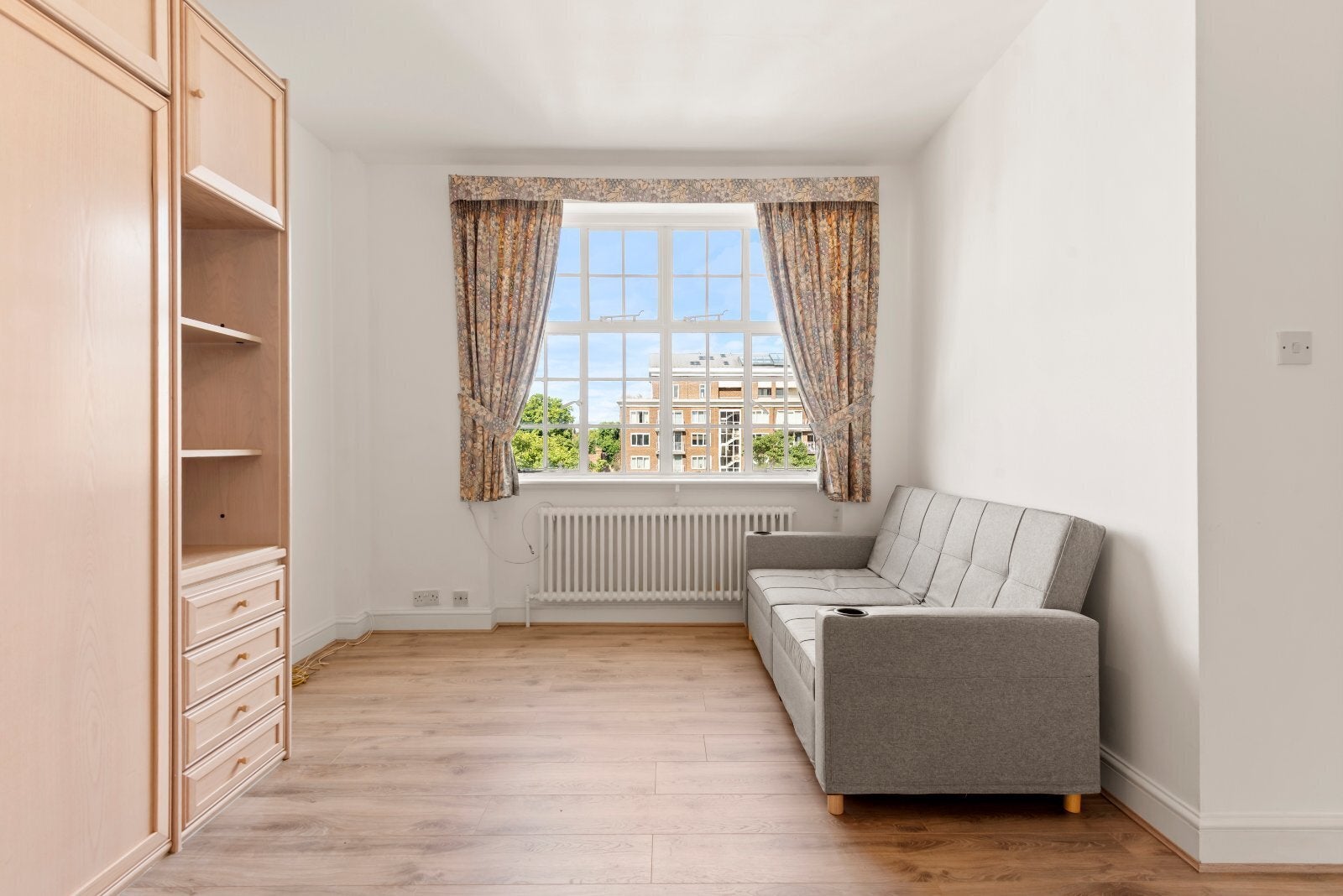 Flat Kensington High Street in Greater London